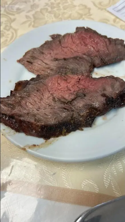 Carne assada servida no rodízio da Churrascaria dos Amigos
