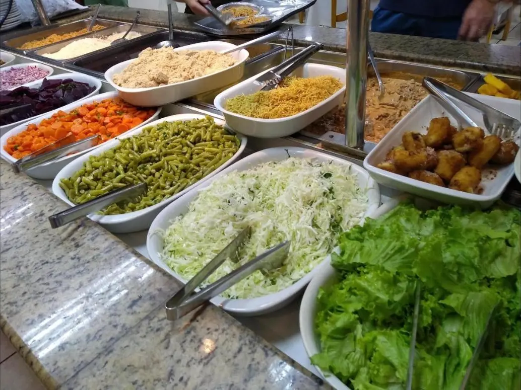 Buffet de saladas e pratos quentes da Churrascaria dos Amigos, no Boqueirão, Curitiba