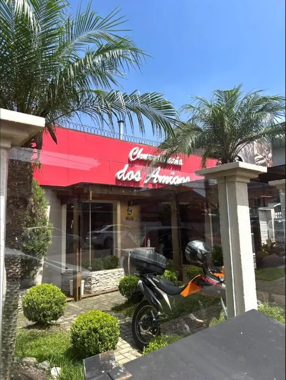 Fachada vermelha da Churrascaria dos Amigos no Boqueirão