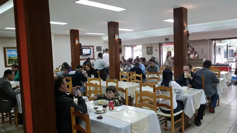 Salão da Churrascaria dos Amigos no horário do almoço